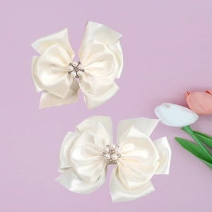 Eleganti fermagli per capelli in raso crema con fiocco decorato di perle e diamanti