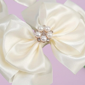 Eleganti fermagli per capelli in raso beige con perle bianche e cristalli luccicanti