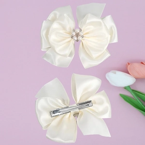 Eleganti fermagli per capelli in raso crema con perle e strass, set da due pezzi raffinati
