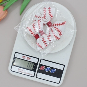 Set von Baseball-Haarschleifen auf einer elektronischen Waage zeigt Gewicht von 10 Gramm