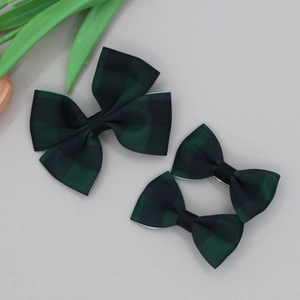 Détail des barrettes à cheveux à carreaux vert foncé en ruban gros-grain côtelé