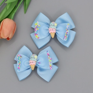 Gros plan de nœuds papillon bleu clair avec cônes de glace 3D et détails de pépites