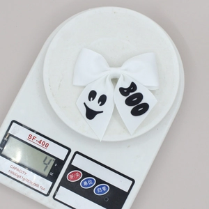Vue détaillée du nœud papillon Halloween avec fantôme, pesant 4g sur une balance