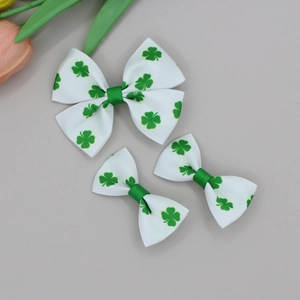 Lot de trois nœuds à cheveux nervurés blancs avec motifs de trèfles verts et rubans