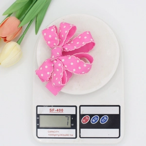 Pinza para el pelo con lazo rosa de lunares y encaje en báscula de unos 7 gramos