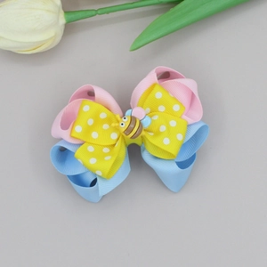 Detailansicht der dreilagigen Schleife mit Bienen-Anhänger und Polka-Dots