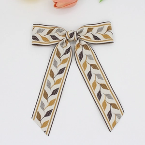 Elegante fermaglio per capelli a fiocco con nastro jacquard a foglie bianco crema