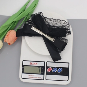 Barrette à cheveux élégante en dentelle noire double couche avec ruban de satin