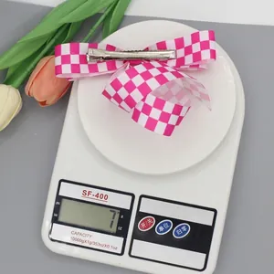 Barrette à cheveux à carreaux rose et blanc avec ruban à bords ondulés pesant 7 grammes