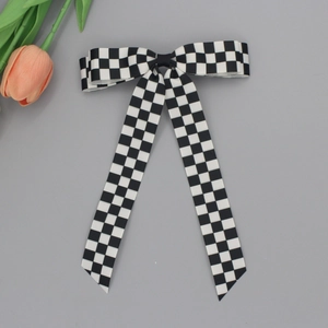 Barrette à nœud à carreaux noir et blanc avec rubans sur fond gris et tulipe