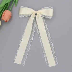 Pince à cheveux élégante en satin crème avec double nœud et bordure en dentelle