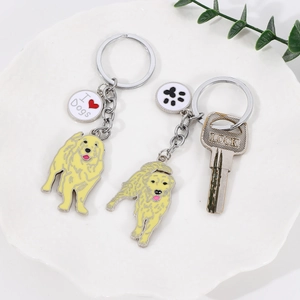 Gros plan de porte-clés Golden Retriever avec pendentif I Heart Dogs et détail de patte