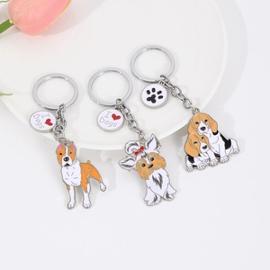 Détail macro de porte-clés chien en émail avec motifs Pitbull, Yorkshire et Beagle