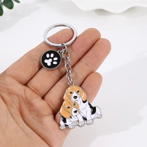 Detail eines Beagle-Hundeanhängers aus Metall mit Emaille und Pfotenabdruck-Charm-Anhänger