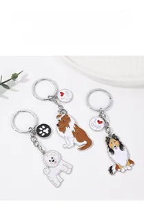 Vue détaillée des porte-clés chien en émail coloré avec pendentifs empreinte de patte