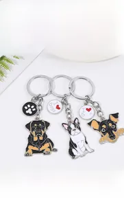 Dettaglio di portachiavi a forma di cane in metallo con ciondoli incisi I Heart Dogs