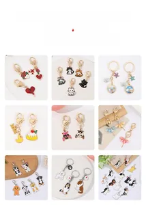 Variété de porte-clés émaillés canard et animaux en métal doré avec détails colorés