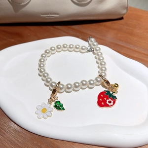 Porte-clés en Métal Fraise Fleur Douce Alliage de Zinc Émail Pendentif de Sac pour Femmes Filles Mode Cadeau Quotidien