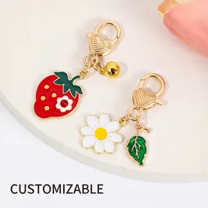 Porte-clés créatif fraise et marguerite en métal avec fermoir cœur en cristal