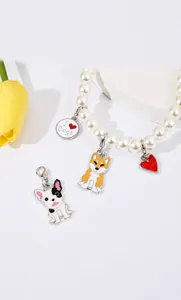 Détail d'un bracelet de perles avec breloques en émail de bouledogue français