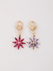 Vue détaillée des bijoux de sac à fleurs rose et violet avec fermoirs mousquetons dorés