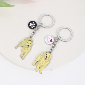 Détail macro de deux porte-clés Golden Retriever en alliage avec pendentifs I Heart Dogs