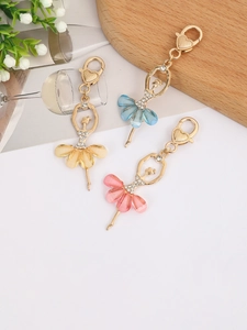 Détails des porte-clés danseuse avec attaches en cœur et accents en cristal