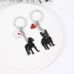 Porte-clés chien en émail noir avec bouledogue et charms I Love Dogs sur une assiette blanche