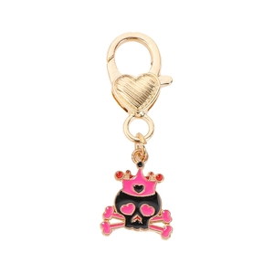 Porte-clés style punk avec crâne à couronne rose et fermoir mousqueton doré à cœur