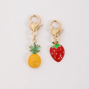 Portachiavi 3D ananas e fragola con moschettoni dorati con trama a forma di cuore