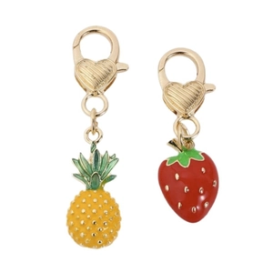 Set portachiavi dorati con ciondoli 3D in smalto ananas e fragola e chiusura a cuore a moschettone