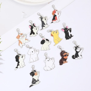 Collezione di 12 simpatici portachiavi a forma di cane in smalto con varie razze e ganci