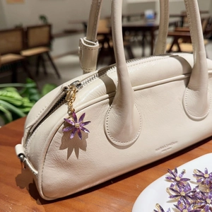 Bijou de sac fleur violette avec fermoir mousqueton doré et design de pétales
