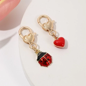 Fermoir homard coeur doré avec pendentifs coccinelle et coeur en émail pour bijoux