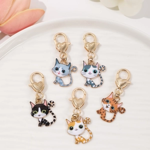 Set de 5 llaveros de gato esmaltados con cierres de langosta dorados y diseño de corazón