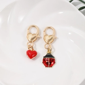 Lot de pendentifs fermoir mousqueton doré avec cœur rouge et coccinelle pour sacs