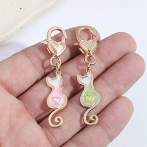 Llaveros de gato en esmalte rosa y cian con cierre de corazón en acabado oro rosa