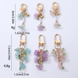 Close-up showing flower keychain sizes with dimensions 6cm and 7.5cm on white background