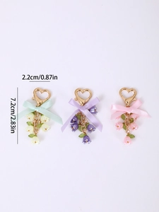 Detailed size view of floral keychain with lobster clasp measuring 7.2 cm in height