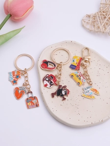Détails des pendentifs émaillés colorés voyage et musique sur porte-clés dorés