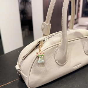 Elegante borsa Boston beige con cerniera argento e ciondolo floreale in smalto colorato