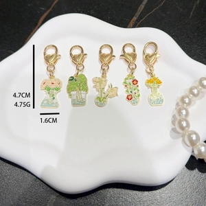 Set di portachiavi smaltati a fiori con ciondoli a tulipano e chiusura a cuore