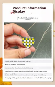 Makroaufnahme vom herzförmigen Metall-Hundemarke mit gelbem Waffelmuster-Design