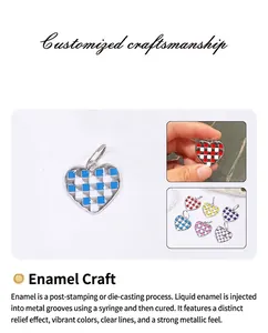Detail bunter Herz-Haustiermarken mit Waffelmuster, Emaille-Finish und Metallring-Befestigung