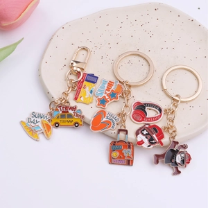 Set de porte-clés en métal sur le thème de la plage avec valise et ours cartoon