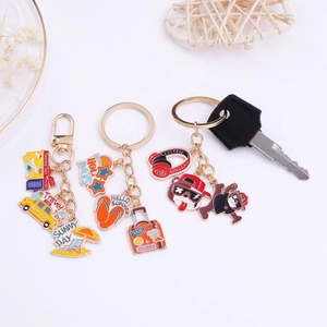 Porte-clés en métal dessin animé avec breloques plage, valise et taxi sur anneau doré