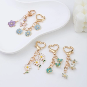 Porte-clés fleurs et papillons en métal avec émail coloré et finition dorée élégante
