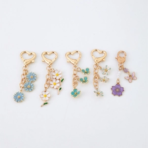 Lot de porte-clés fleurs en émail doré avec breloques marguerite et papillon pour sacs