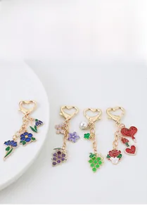 Détails de porte-clés émaillés colorés avec motifs raisins et roses et fermoirs en coeur