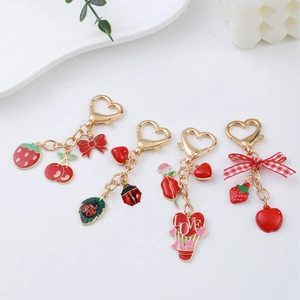 Porte-clés avec breloques fraise cerise noeud rouge et fermoir en forme de coeur doré